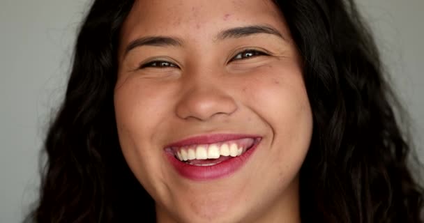 Mutlu Spanyol Kız Gülümsüyor Genç Latin Kadın Gülümsüyor Gerçek Insanlar — Stok video