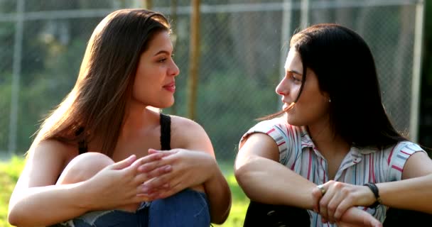 Candid Female Friends Conversation Park Two Girlfriends Speaking Each Other — Vídeo de stock