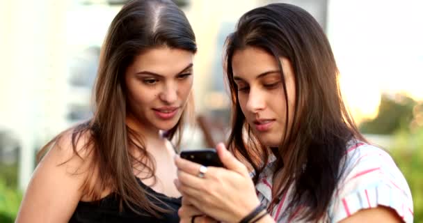Жінки Використовують Смартфон Вулиці Жіночі Друзі Перевіряють Екран Мобільного Телефону — стокове відео