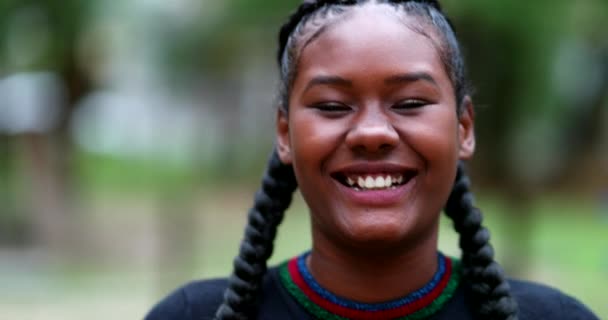 Happy Young Black African Woman Walking Camera Laughing Smiling — Video