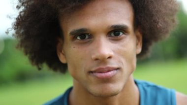 Genç siyahi bir adamın portresi