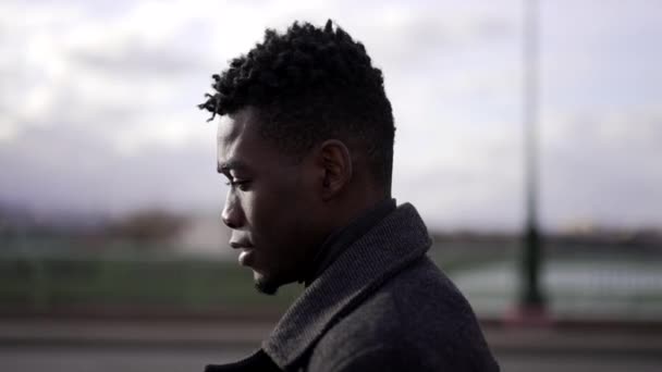 Kendine Güvenen Genç Siyahi Bir Adam Şehrin Dışında Yürüyor — Stok video