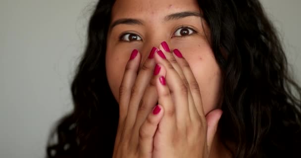 Hispanic Girl Shock Surprise Reaction Covering Mouth Hands — ストック動画