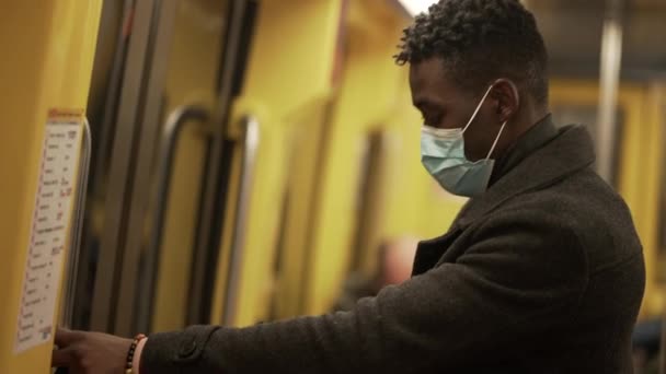 Commuter Exiting Subway Wagon Underground Metro Wearing Face Mask — Vídeo de Stock