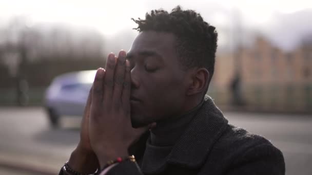 Kafası Meşgul Siyah Afrikalı Adam Şehir Kaldırımında Oturuyor Endişe Duyuyor — Stok video