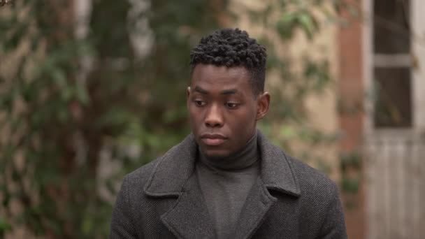 Thoughtful Black Man Standing Outdoors Winter Season Thinking — Αρχείο Βίντεο