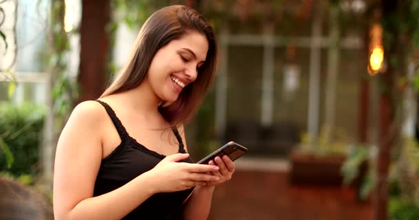 Cep Telefonu Cihazını Tutarken Gülümseyen Mutlu Genç Kadın — Stok video