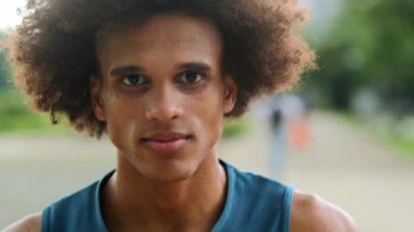 Afrikalı adam portresi yürüyor, gülüyor ve gülüyor. Mutlu yakışıklı siyah adam yüzü