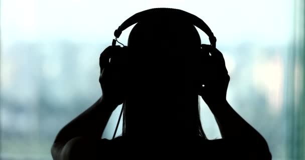 Back Woman Putting Headphones Silhouette Person Listening Music Song Podcast — Vídeos de Stock