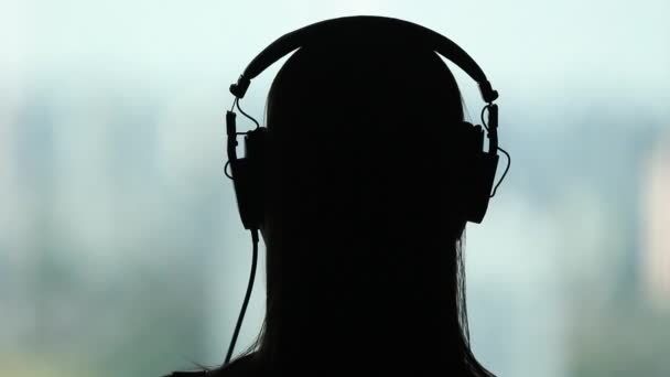 Silhouette Woman Listening Music Podcast Audiobook Person Removing Headphones — Αρχείο Βίντεο
