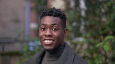 Yakışıklı Afrikalı adam, yakından gülümse.