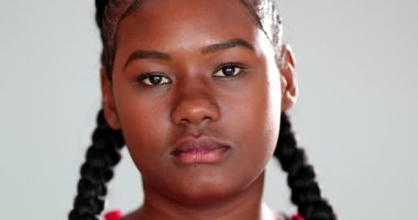 Ciddi Afrika melez kız portresi kameraya bakıyor.