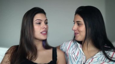 Kız arkadaşlar birbirleriyle doğal ve doğal bir şekilde konuşuyorlar.