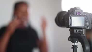 Kameraya konuşan siyahi bir kadın.