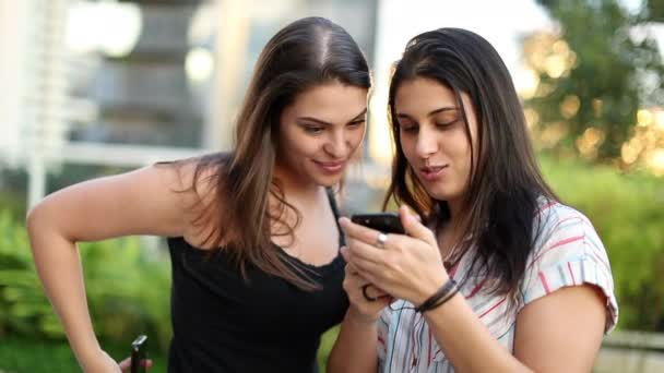 Twee Millennial Meisjes Kijken Naar Smartphone Buiten Vrienden Delen Mobiele — Stockvideo
