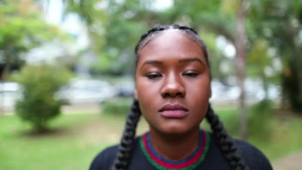 Young Black Woman Walking Camera Park Portrait Face — Αρχείο Βίντεο