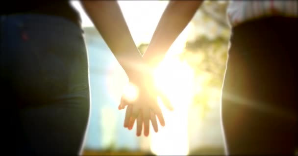 Zbliżenie Rąk Łączących Się Rozbłyskiem Światła Słonecznego Tle Piękny Romantyczny — Wideo stockowe
