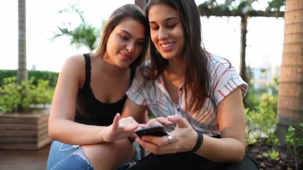 Millennial Vrouwen Delen Mobiele Telefoon Sociale Media Twee Meisjes Met — Stockvideo