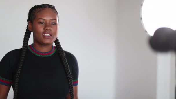 Afričanky Dívka Video Tvůrce Mluví Před Kamerou Ženské Černé Vlogování — Stock video