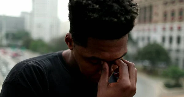 Розчарований Молодий Чорношкірий Африканець Стоїть Місті — стокове фото