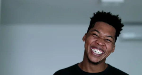 Одночасний Чорний Чоловік Засміявся Вголос Африканська Людина Автентифікує Справжнє Життя — стокове фото