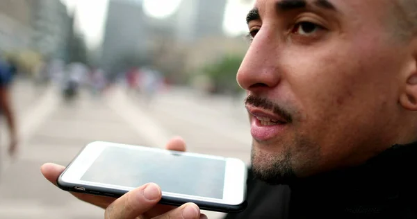 Латиноамериканець Розмовляє Смартфону Розмові Центрі Міста — стокове фото