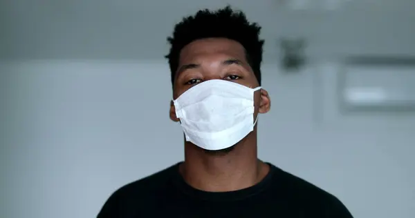 Young Black African Man Wearing Surgical Face Mask — 图库照片