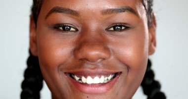 Gülümseyen güzel bir Afrikalı kadın. 20 'li yaşlarda siyahi bir kız.