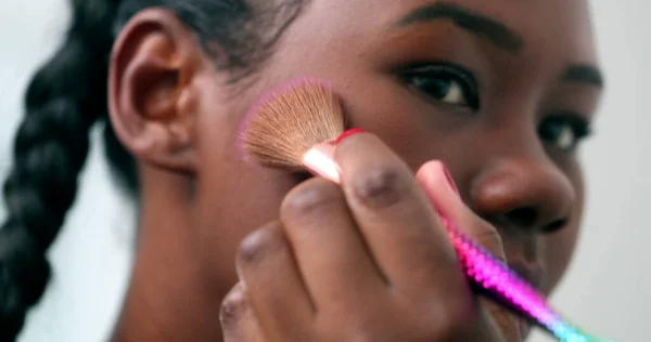 Černá Holka Líčí Před Zrcadlem Mladá Africká Žena Používá Make — Stock fotografie