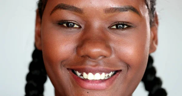 Beautiful Young African Woman Smiling Black Girl 20S Extreme Close — Fotografia de Stock