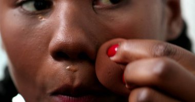 Makyaj yapan Afrikalı kadın