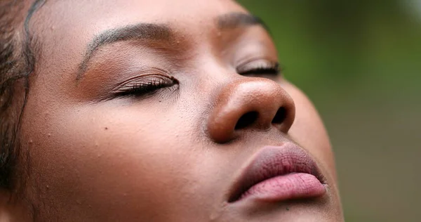 African Woman Face Closing Opening Eyes Contemplation — Stockfoto