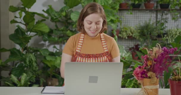 Young Female Worker Flower Shop Writing Online Orders Small Business — Stock Video