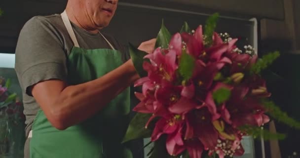 Small Business Employee Flower Shop Creating Bouquet Flowers Arraignment Asian — 图库视频影像