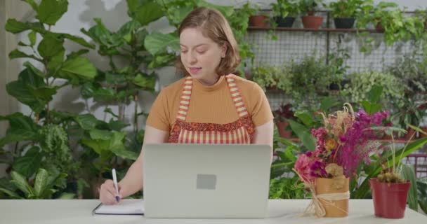 Portrait Female Employee Wearing Apron Front Laptop Smiling Camera Receiving — Stockvideo