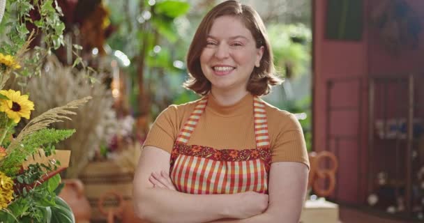 Portrait Female Employee Wearing Apron Looking Camera Smiling Young Woman — Wideo stockowe