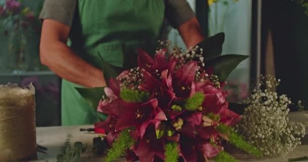 Florist Trimming Plants Creating Bouquet Flowers Client Order Small Business — Video