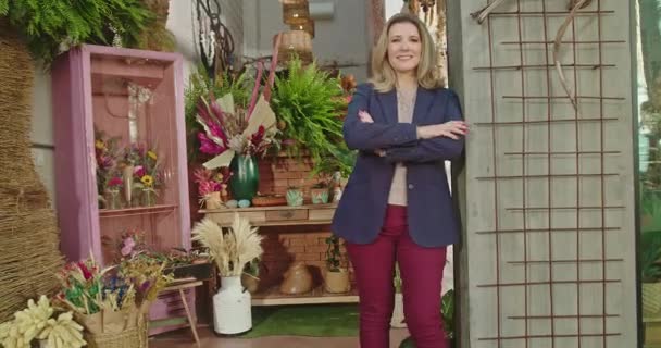 Portrait Female Business Owner Local Flower Shop Standing Storefront Smiling — Vídeo de Stock