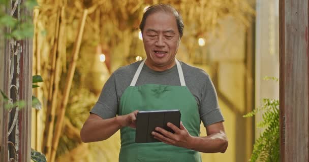 Portrait Asian American Entrepreneur Wearing Apron Holding Tablet Shop Small — Stock videók