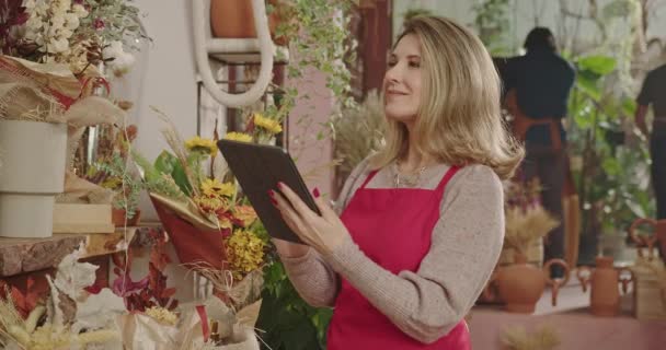 One Happy Middle Aged Female Entrepreneur Holding Tablet Standing Flower — Vídeo de stock