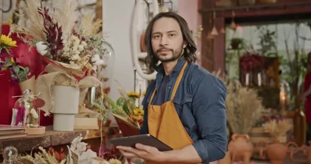 Portrait Male Worker Wearing Apron Holding Tablet Turns Head Camera — Wideo stockowe