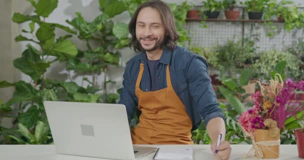 Portrait Male Employee Wearing Apron Front Laptop Smiling Camera Receiving — Wideo stockowe