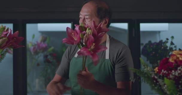 Small Business Employee Flower Shop Creating Bouquet Flowers Arraignment Asian — Video