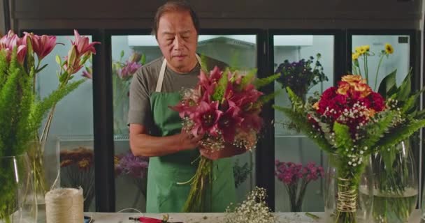 Asian American Florist Preparing Bouquet Flowers Online Delivery Portrait Artisan — Video