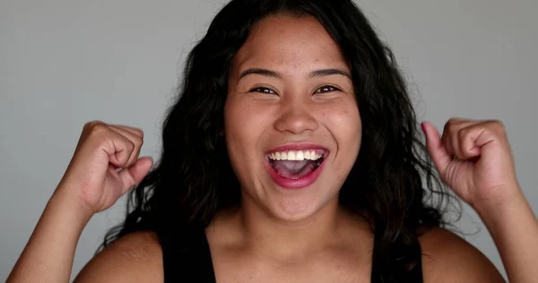 Gembira Gadis Hispanik Bersorak Sukses Reaksi Terhadap Berita Besar — Stok Foto