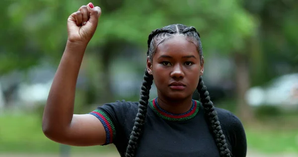 Confident Young Black Woman Raising Fist Walking Camera — Φωτογραφία Αρχείου