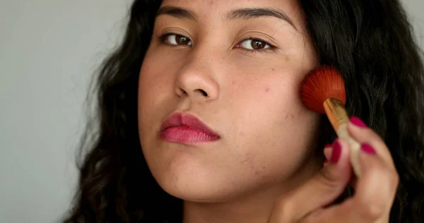 Casual Latina Hispanic Woman Applying Make Brush Looking Camera — Φωτογραφία Αρχείου
