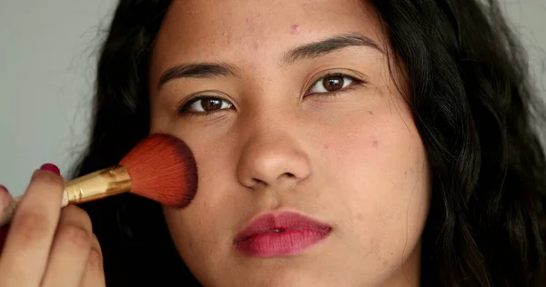 Casual Latina Hispanic Woman Applying Make Brush Looking Camera — Stok fotoğraf