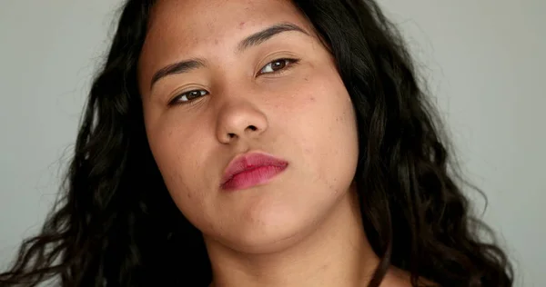 Casual Hispanic Latina Girl Looking Camera Touching Hair Close Girl — Φωτογραφία Αρχείου