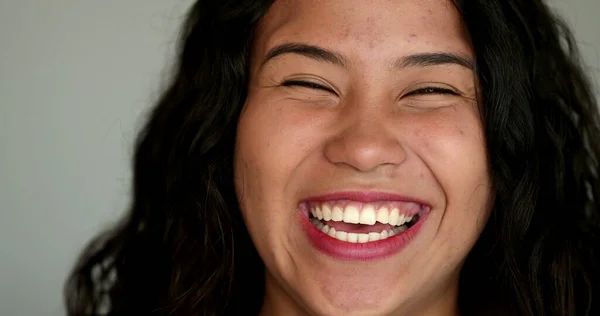 Casual Hispanic Girl Laughing Smiling Latina Young Woman Real Life — ストック写真